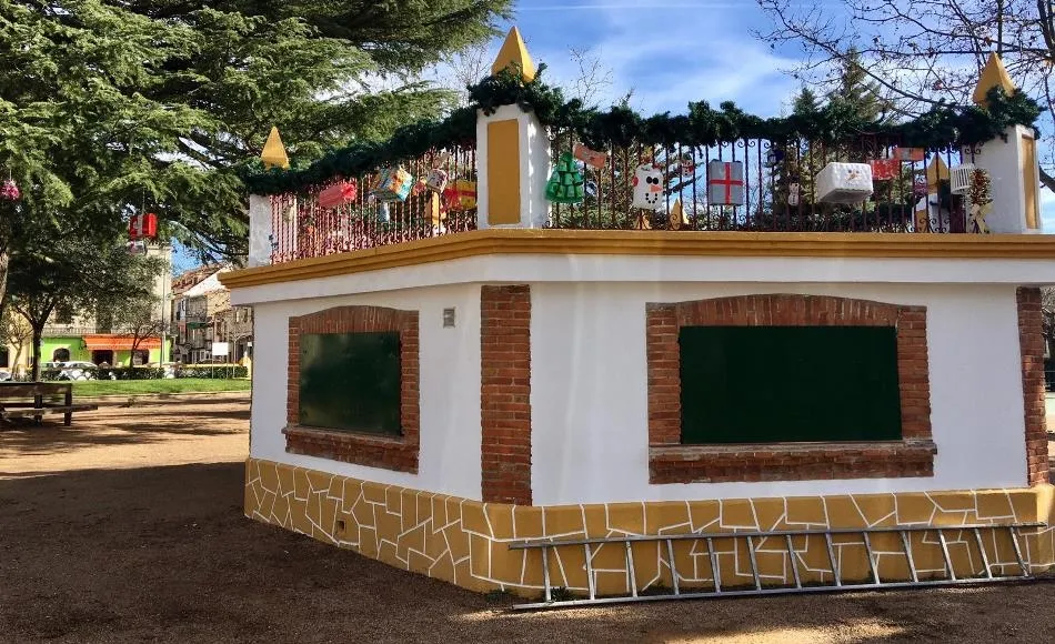 Ampliada la decoración escolar de La Glorieta, para la que se han elaborado 1.000 adornos  