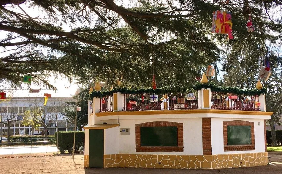 Foto 3 - Ampliada la decoraci&oacute;n escolar de La Glorieta, para la que se han elaborado 1.000 adornos  