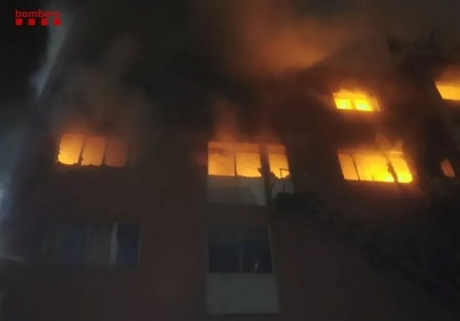 El alcalde de Badalona, Xavier García Albiol, ha indicado en redes sociales que se trata de una nave okupada ilegalmente