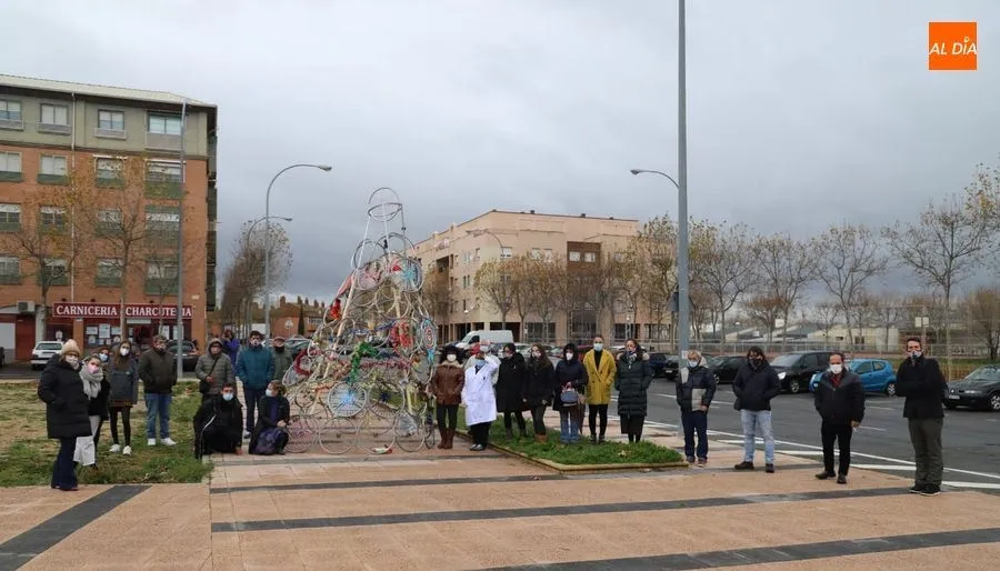 Usuarios del centro de día de Salud Mental Salamanca junto al árbol de Navidad que han diseñado en el Zurguén. Foto de Lydia González