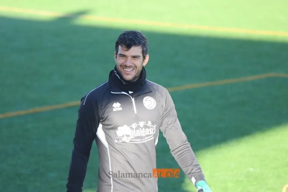 Carlos de la Nava sonríe en un entrenamiento de Unionistas / Lydia González