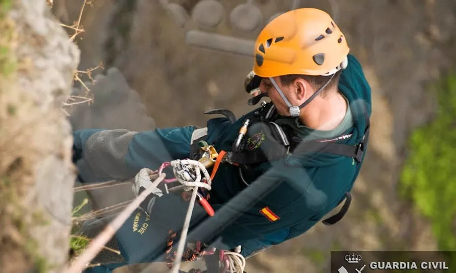 Agente del Grupo de Rescate e Intervención en Montaña (Greim). Foto de archivo de la Guardia Civil