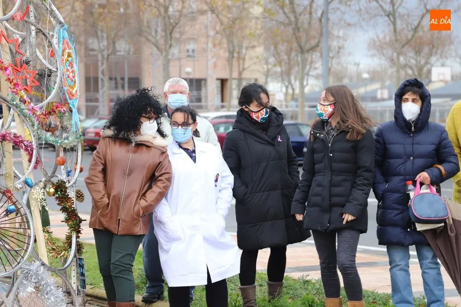 Foto 11 - Los usuarios de Salud Mental Salamanca &ndash;&nbsp;AFEMC muestran su creatividad con un bonito &aacute;rbol de...