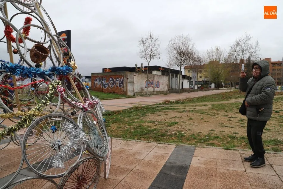 Foto 10 - Los usuarios de Salud Mental Salamanca &ndash;&nbsp;AFEMC muestran su creatividad con un bonito &aacute;rbol de...
