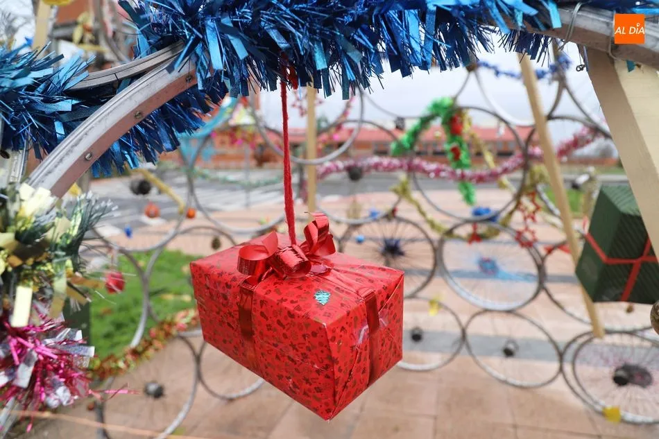 Foto 9 - Los usuarios de Salud Mental Salamanca &ndash;&nbsp;AFEMC muestran su creatividad con un bonito &aacute;rbol de...