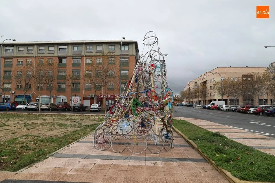 Foto 7 - Los usuarios de Salud Mental Salamanca &ndash;&nbsp;AFEMC muestran su creatividad con un bonito &aacute;rbol de...