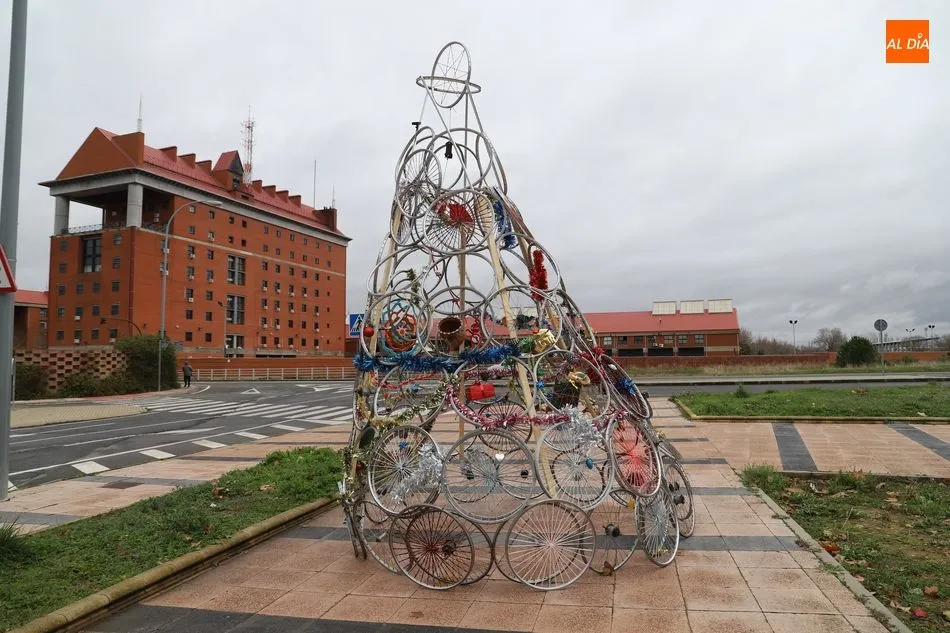 Foto 6 - Los usuarios de Salud Mental Salamanca &ndash;&nbsp;AFEMC muestran su creatividad con un bonito &aacute;rbol de...