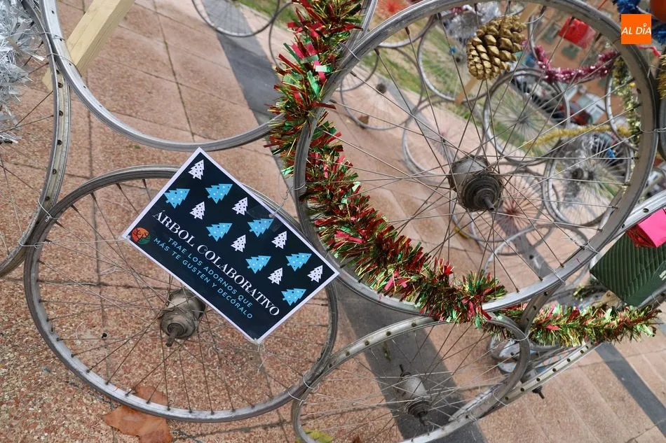 Foto 3 - Los usuarios de Salud Mental Salamanca &ndash;&nbsp;AFEMC muestran su creatividad con un bonito &aacute;rbol de...