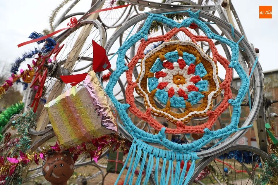 Foto 2 - Los usuarios de Salud Mental Salamanca &ndash;&nbsp;AFEMC muestran su creatividad con un bonito &aacute;rbol de...