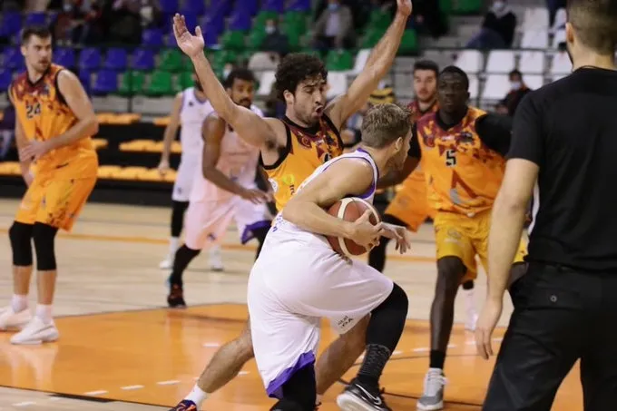 Arturo Cruz defiende a un rival