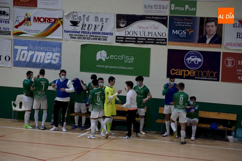Jugadores del Piensos Durán Albense antes del partido frente al Universidad de Valladolid / Pedro Zaballos
