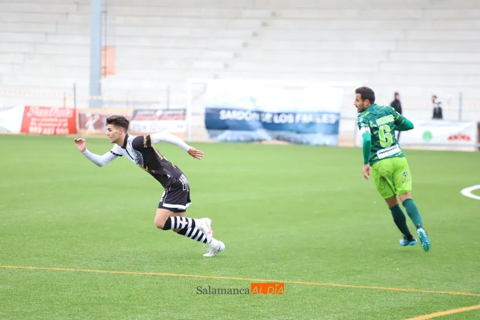 Diego Hernández sale corriendo tras un balón en el derbi