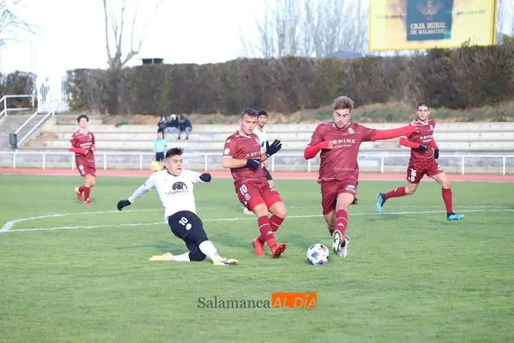 Denilson Villa realiza un disparo ante la Cultural B