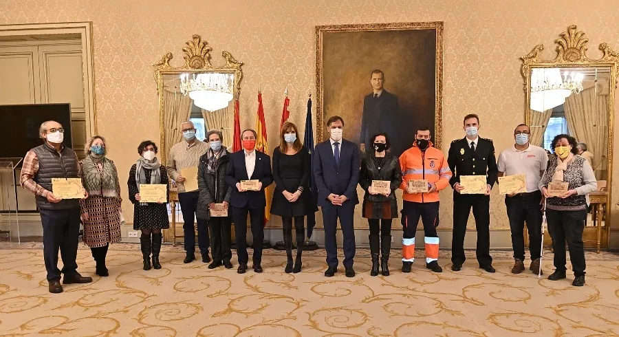 Foto de familia de los voluntarios homenajeados por el Ayuntamiento de Salamanca