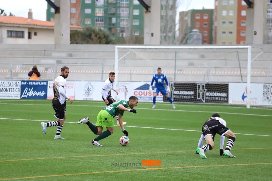 Pino, a punto de irse al suelo en el derbi con Unionistas