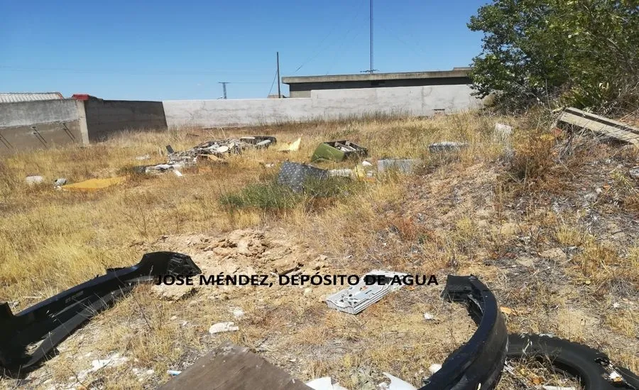 Una de las zonas donde se acumulan residuos en el polígono de los Villares