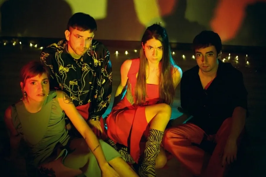 Belako está formada por Josu Ximun Billelabeitia, Lore Nekane Billelabeitia, Lander Zalakain y Cris Lizarraga