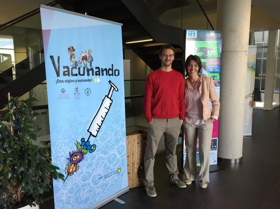 Los farmacéuticos salmantinos Luis Marcos y Raquel Carnero, autores de Vacunando. ¡Dos siglos y sumando!