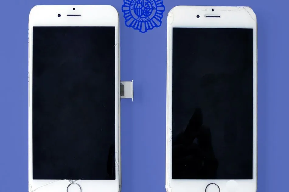 Imagen de dos de los teléfonos que portaba el detenido