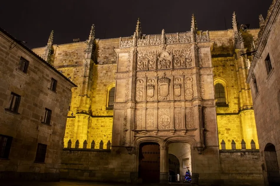 La Fachada Rica de las Escuelas Mayores iluminada de amarillo