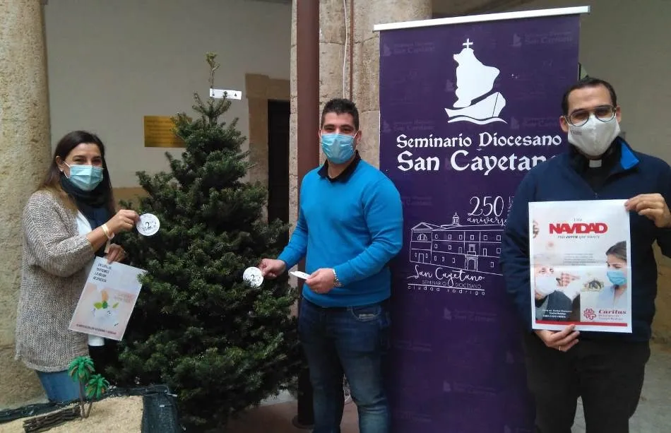 El Seminario Diocesano planta su pino solidario  