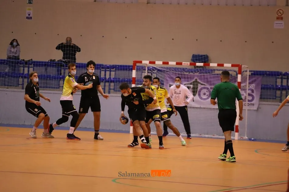 Un partido en casa del BM Salamanca