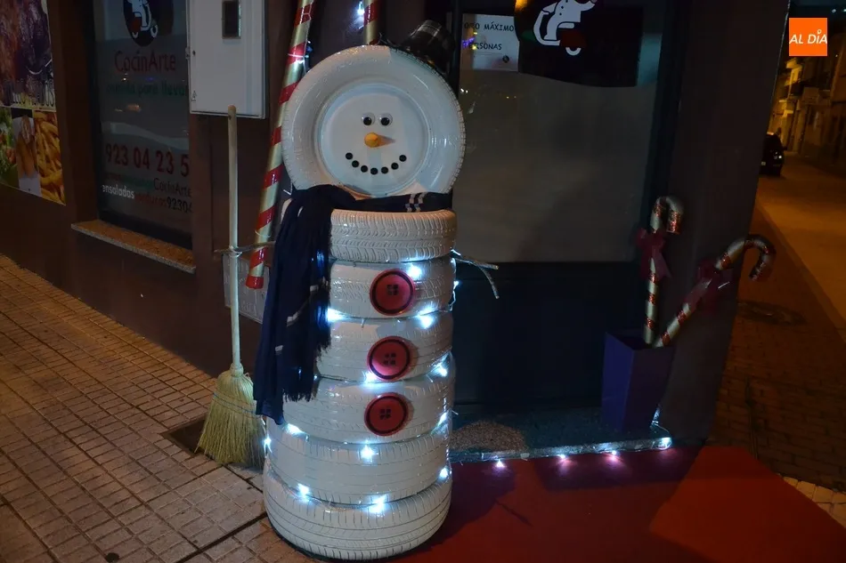 Un paseo al completo por la decoración navideña de calles, balcones y escaparates de Ciudad...