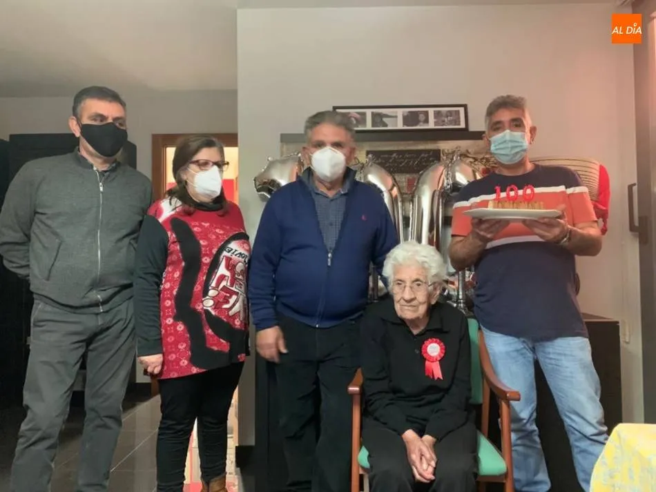 Foto 7 - Isabel Amor Palomero recibe el cari&ntilde;o de sus familiares y de su pueblo en su 100 cumplea&ntilde;os