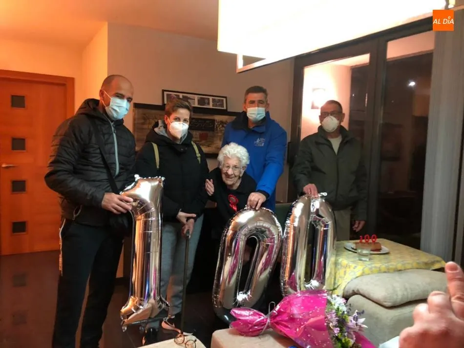 Foto 6 - Isabel Amor Palomero recibe el cari&ntilde;o de sus familiares y de su pueblo en su 100 cumplea&ntilde;os