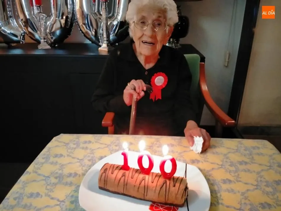 Isabel Amor Palomero recibe el cariño de sus familiares y de su pueblo en su 100 cumpleaños