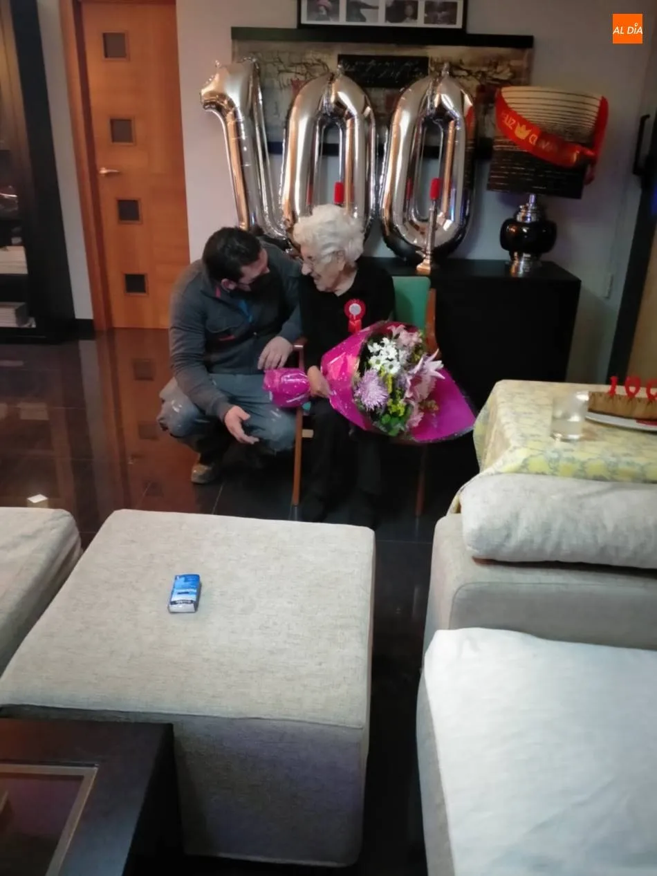 Foto 5 - Isabel Amor Palomero recibe el cari&ntilde;o de sus familiares y de su pueblo en su 100 cumplea&ntilde;os