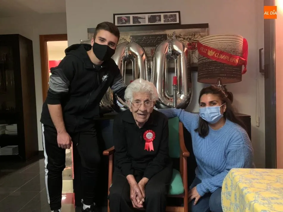 Foto 4 - Isabel Amor Palomero recibe el cari&ntilde;o de sus familiares y de su pueblo en su 100 cumplea&ntilde;os