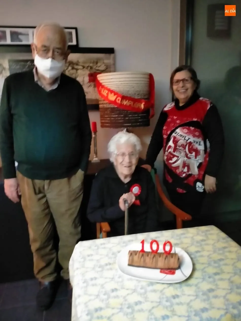 Foto 3 - Isabel Amor Palomero recibe el cari&ntilde;o de sus familiares y de su pueblo en su 100 cumplea&ntilde;os