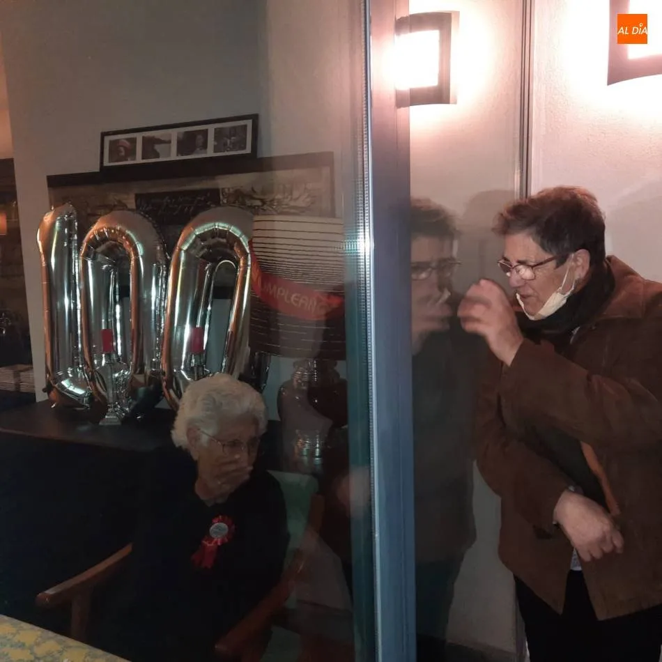 Foto 2 - Isabel Amor Palomero recibe el cari&ntilde;o de sus familiares y de su pueblo en su 100 cumplea&ntilde;os