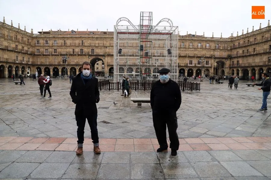 Los actores Antonio Velasco y Fernando Saldaña en la Plaza Mayor de Salamanca. Foto de Lydia González