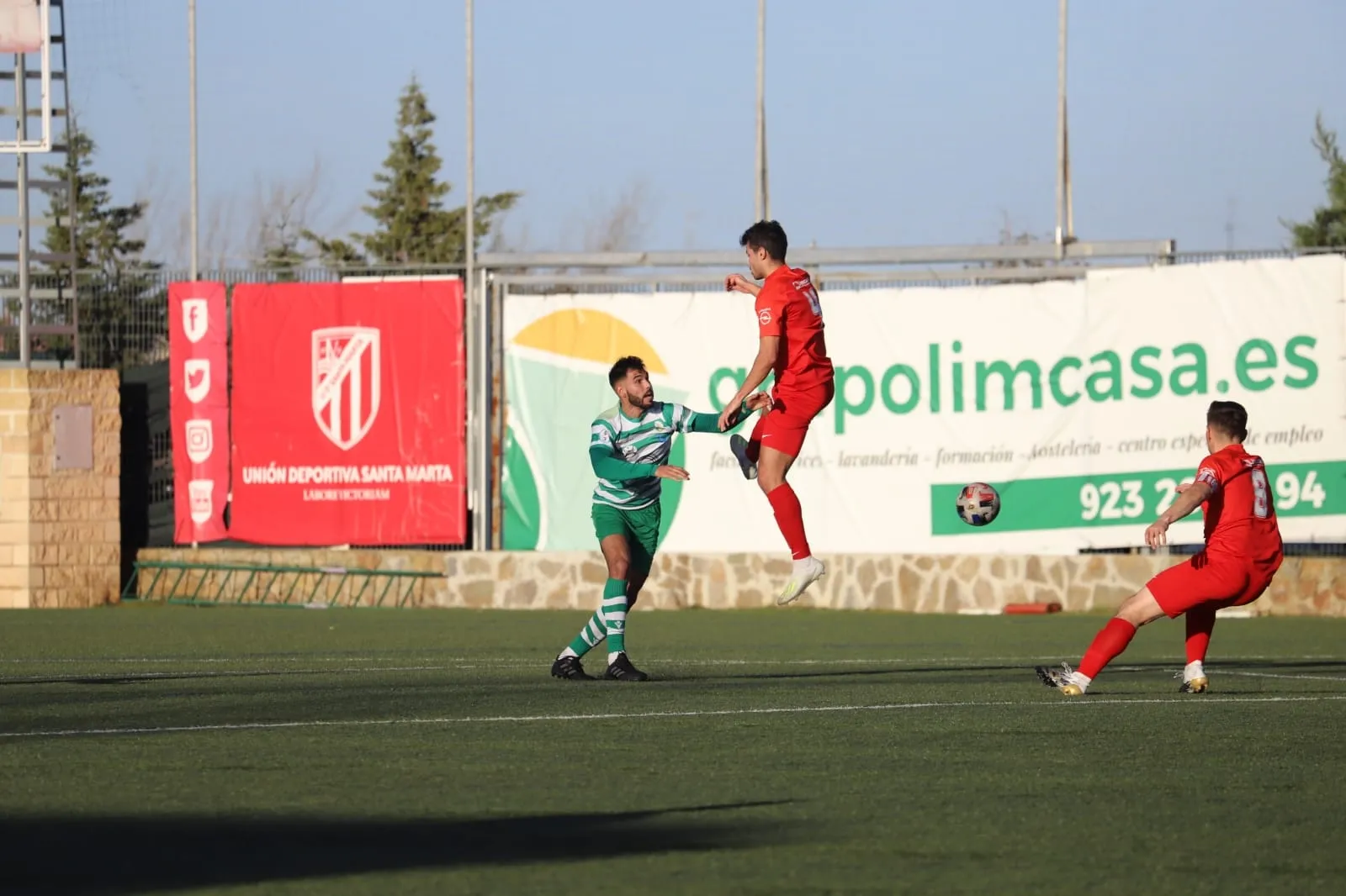 Una disputa por un balón en el San Casto / Lydia González
