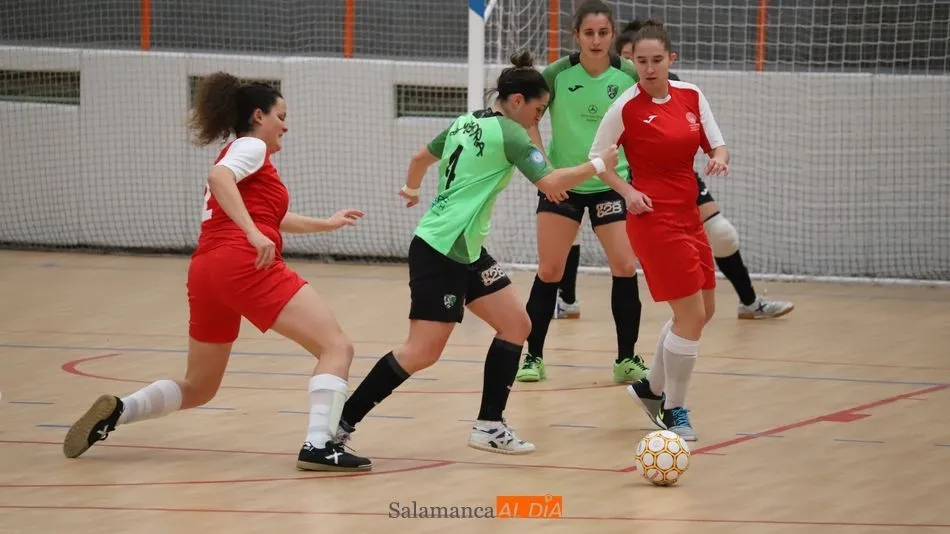 Tres jugadoras pelean por un balón / Lydia González