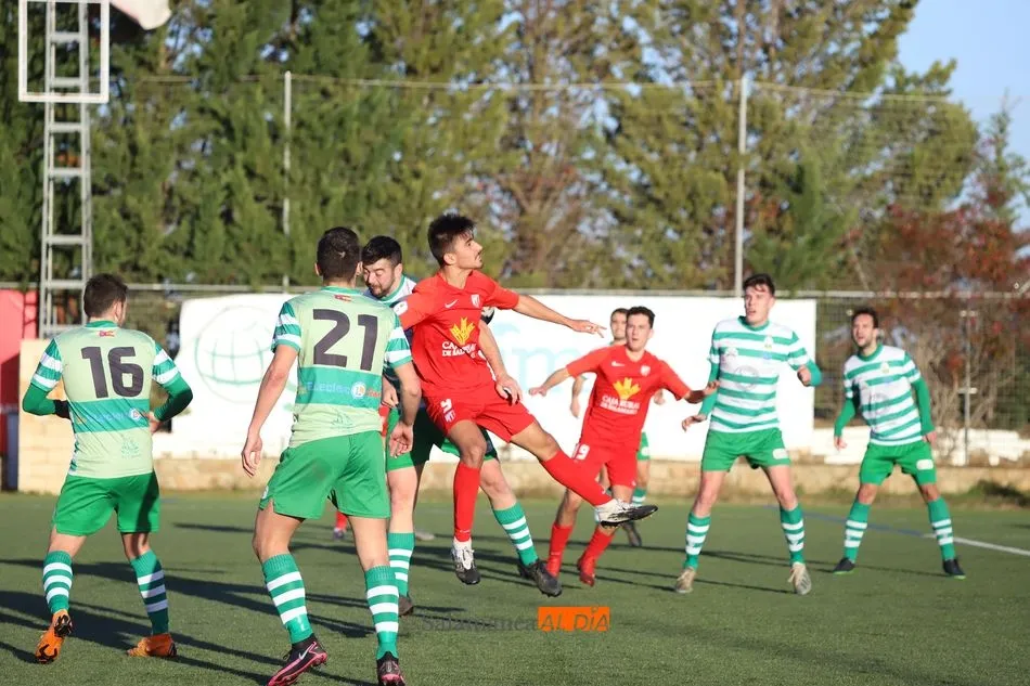 Foto 2 - Montes mantiene al Santa Marta invicto y en una nube al ganar a La Virgen del Camino (1-0)