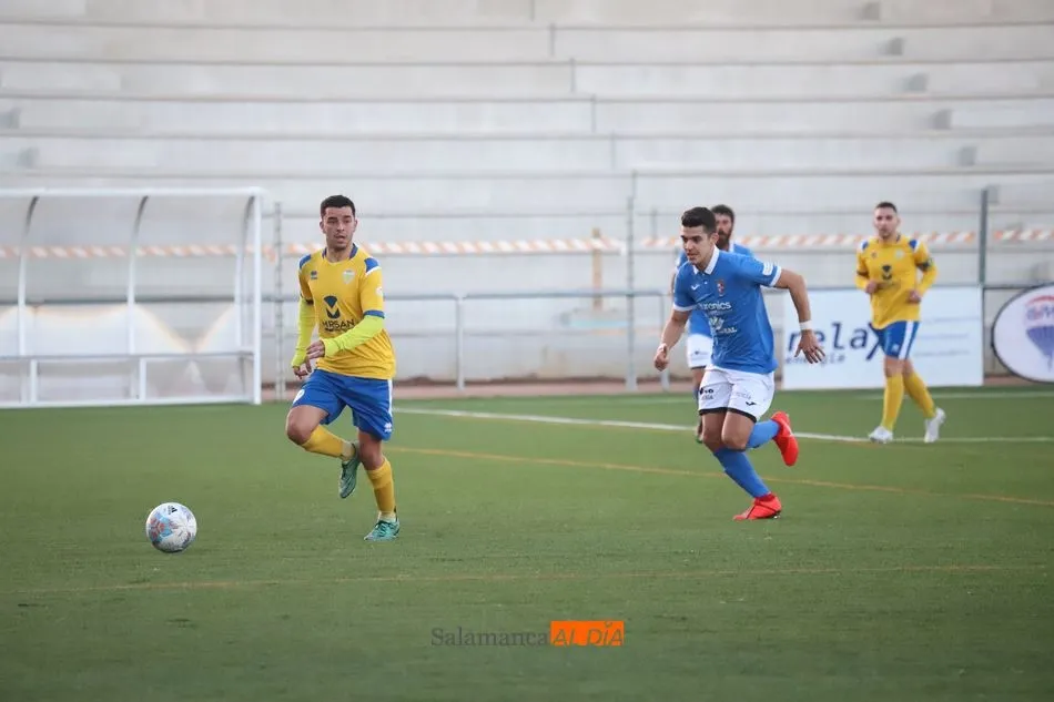 Foto 6 - El Ciudad Rodrigo, &uacute;nico charro que gana esta jornada (0-3)