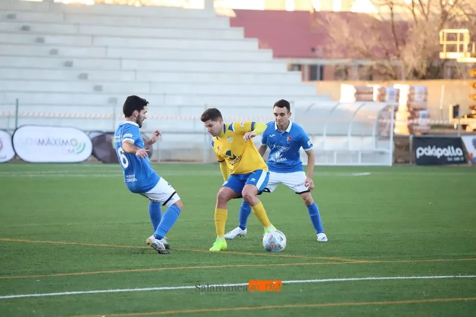 Foto 5 - El Ciudad Rodrigo, &uacute;nico charro que gana esta jornada (0-3)