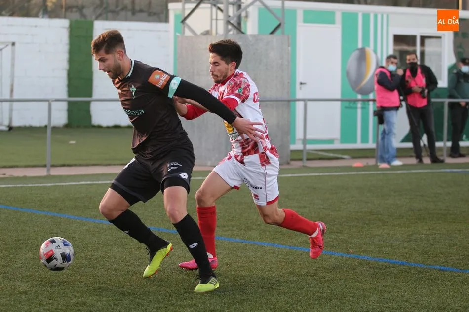 Cristóbal Gil realiza una fuerte presión a un jugador del Racing de Ferrol / Kiko Robles