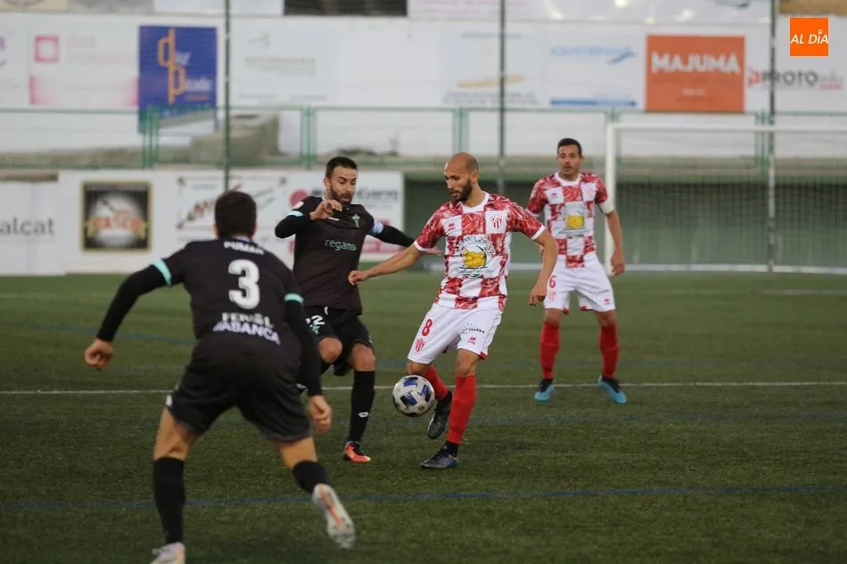 Foto 11 - El Guijuelo saca la cabeza y la vuelve a meter en el caparaz&oacute;n al empatar con el Ferrol (1-1)