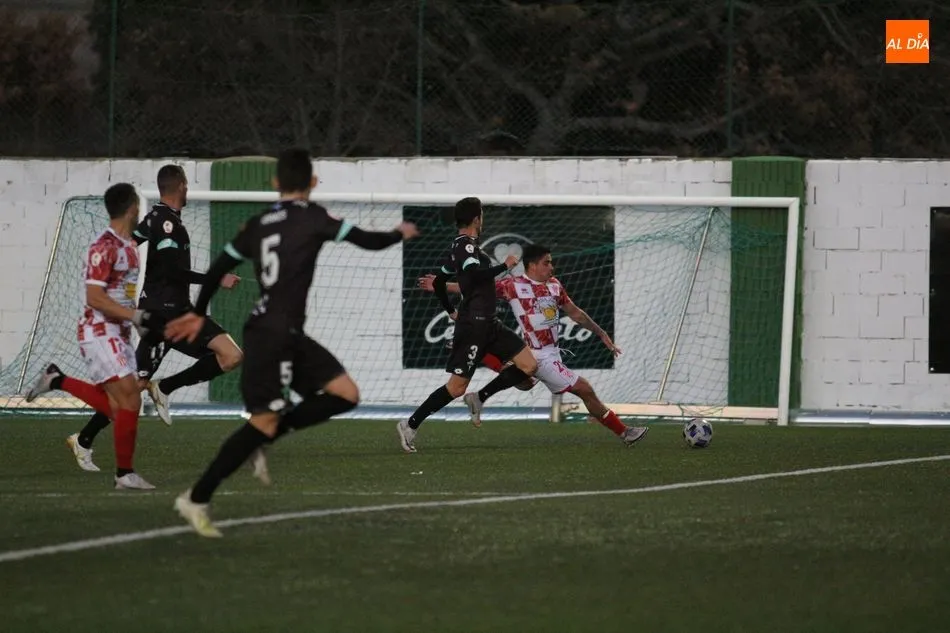 Foto 10 - El Guijuelo saca la cabeza y la vuelve a meter en el caparaz&oacute;n al empatar con el Ferrol (1-1)