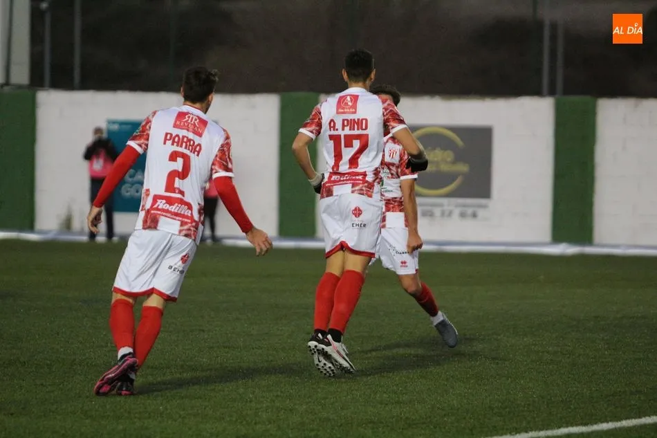 Foto 9 - El Guijuelo saca la cabeza y la vuelve a meter en el caparaz&oacute;n al empatar con el Ferrol (1-1)