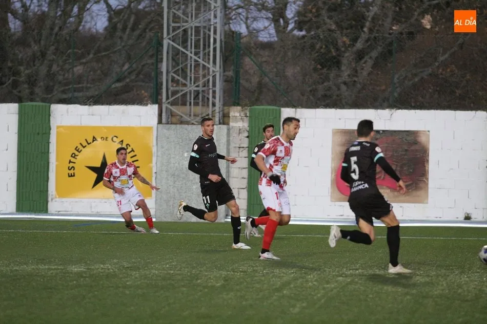 Foto 8 - El Guijuelo saca la cabeza y la vuelve a meter en el caparaz&oacute;n al empatar con el Ferrol (1-1)
