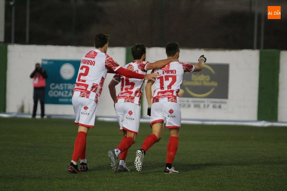 Foto 7 - El Guijuelo saca la cabeza y la vuelve a meter en el caparaz&oacute;n al empatar con el Ferrol (1-1)