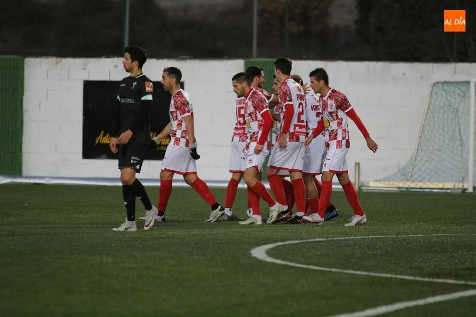 Foto 6 - El Guijuelo saca la cabeza y la vuelve a meter en el caparaz&oacute;n al empatar con el Ferrol (1-1)