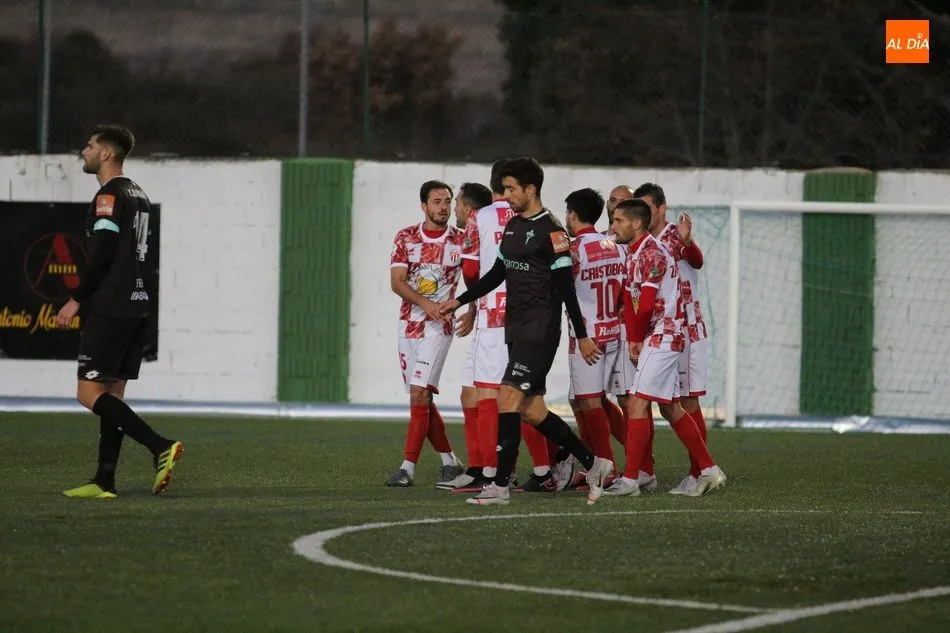 Foto 5 - El Guijuelo saca la cabeza y la vuelve a meter en el caparaz&oacute;n al empatar con el Ferrol (1-1)