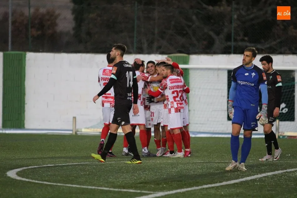 Foto 4 - El Guijuelo saca la cabeza y la vuelve a meter en el caparaz&oacute;n al empatar con el Ferrol (1-1)