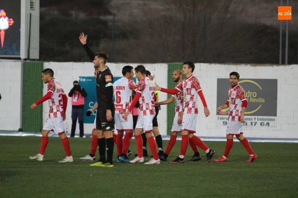 Foto 3 - El Guijuelo saca la cabeza y la vuelve a meter en el caparaz&oacute;n al empatar con el Ferrol (1-1)